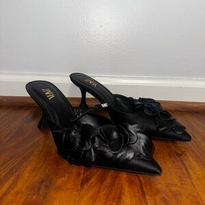 NWT Zara Black Leather Mules / Flower Detail - Size 38 (7.5)
